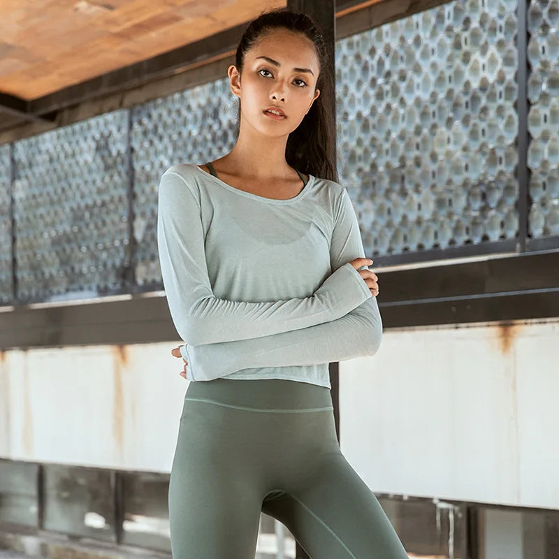 Camiseta de yoga con espalda abierta